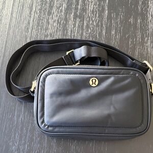 lululemon crossbody camera bag 2L